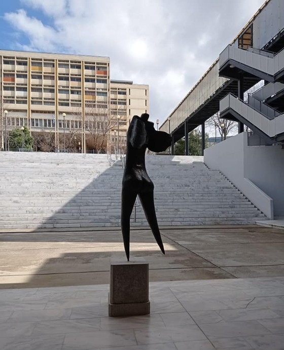 Αυτό είναι το ορειχάλκινο γλυπτό της "Νίκης" του καλλιτέχνη κ. Νεκτάριου Κοντοβράκη το οποίο τοποθετήθηκε στον προαύλιο χώρο της Βιβλιοθήκης της Φιλοσοφικής Σχολής  ΕΚΠΑ.